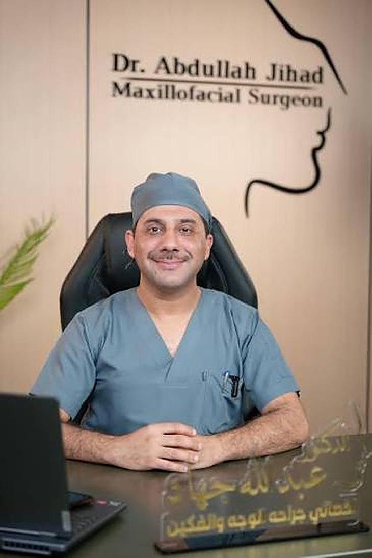 د. عبدالله جهاد في عيادته
