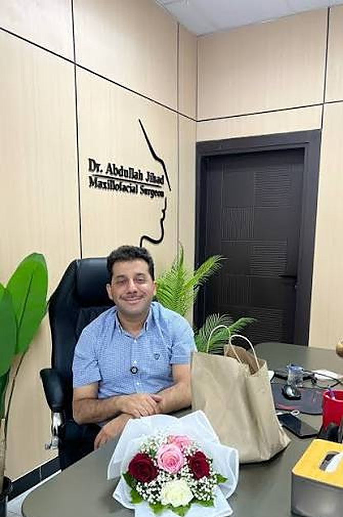 د. عبدالله جهاد في عيادته بشارع المغرب